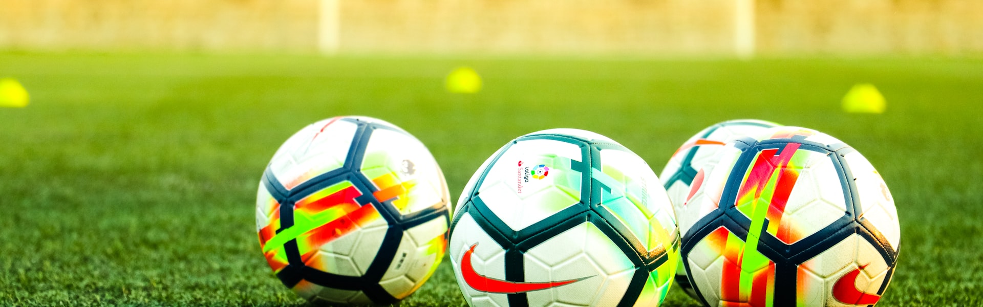 专业体育数据分析师正在使用可视化工具进行深度战术分析