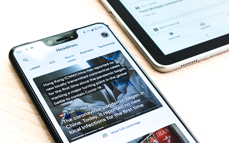 体育媒体记者在新闻编辑室使用多屏幕撰写和编辑赛事报道文章