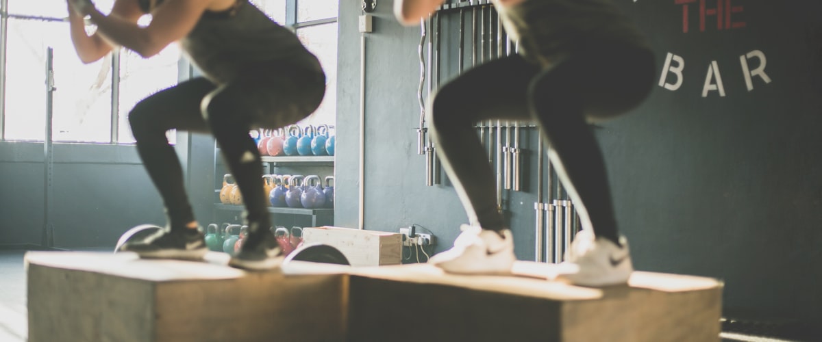 体育装备Banner图 - 运动员使用专业健身器材进行训练