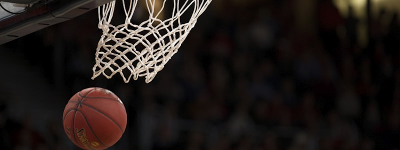 学校体育采购场景图 - 学生在校园操场进行体育活动